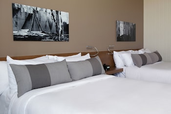 Deluxe Room, 2 Queen Beds | Premium bedding, pillowtop beds, minibar, in-room safe