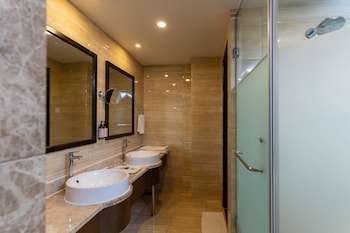 Suite | Bathroom | Free toiletries, hair dryer, towels