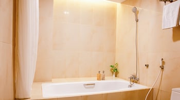 Suite | Bathroom | Shower, rainfall showerhead, free toiletries, hair dryer