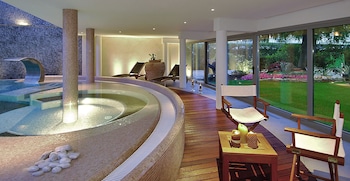 Indoor spa tub