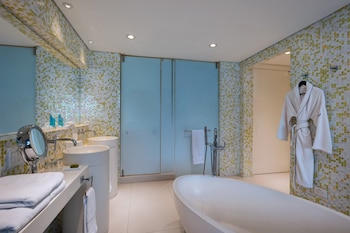 Fantastic Suite, Junior Suite, 1 Bedroom | Bathroom | Shower, rainfall showerhead, free toiletries, hair dryer