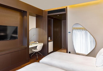 Superior Room, Twin Bed | Free minibar items, in-room safe, desk, soundproofing