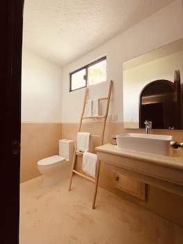 Double Room, Garden View | Bathroom | Shower, free toiletries, hair dryer, towels