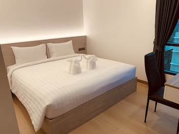 Deluxe Double Room | In-room safe, desk, free WiFi, bed sheets