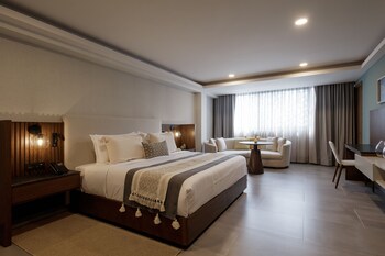 Junior Studio Suite | Egyptian cotton sheets, premium bedding, minibar, in-room safe