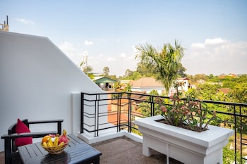 Royal Suite, Bathtub, Pool View | View from room