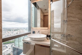 Deluxe Apartment, 2 Bedrooms, Balcony, City View | Bathroom | Shower, hydromassage showerhead, hair dryer, slippers