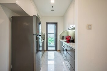 Deluxe Apartment, 3 Bedrooms, Balcony, City View | Private kitchen | Fridge, microwave, oven, stovetop