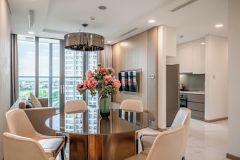 Deluxe Apartment, 3 Bedrooms, Balcony, City View | Dining room