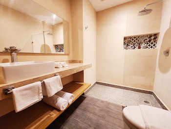 Deluxe Loft | Bathroom | Shower, free toiletries, towels, soap