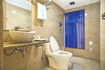 Deluxe Triple Room | Bathroom | Shower, rainfall showerhead, free toiletries, hair dryer