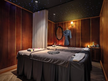 Couples treatment rooms, sauna, spa tub, steam room, body treatments