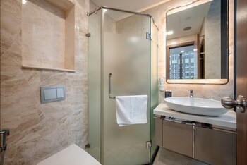 Deluxe Apartment, 2 Bedrooms, Balcony, City View | Bathroom | Shower, hydromassage showerhead, designer toiletries, hair dryer