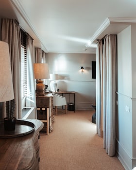 Suite premium - River view | Premium bedding, Select Comfort beds, minibar, in-room safe