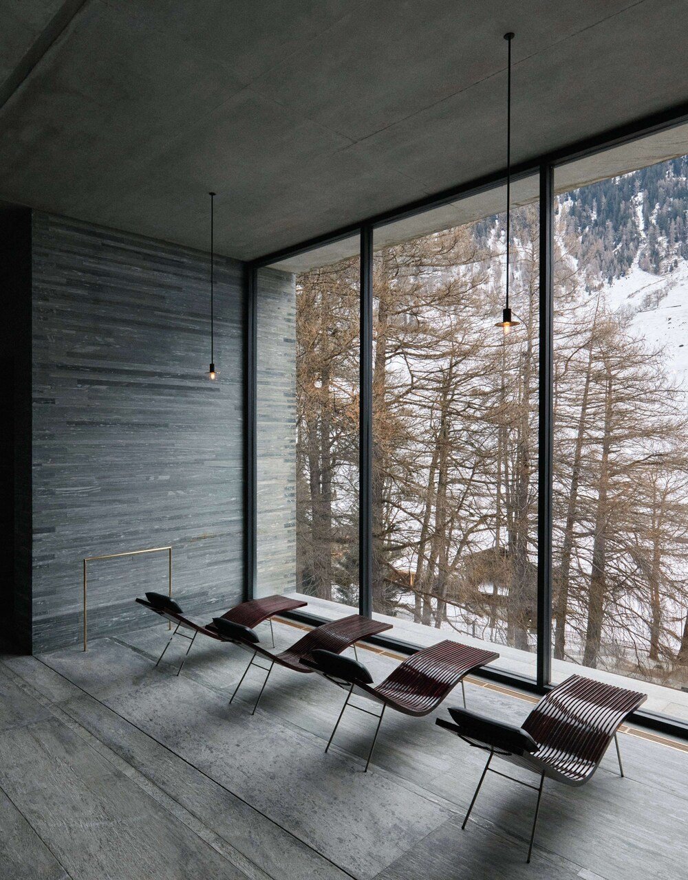 Interior moderno del hotel con grandes ventanales hacia el paisaje de Vals