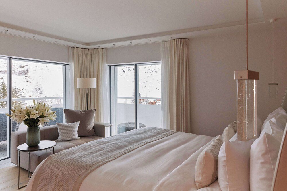 Habitación del hotel con cama grande y sofá en 7132 Hotel