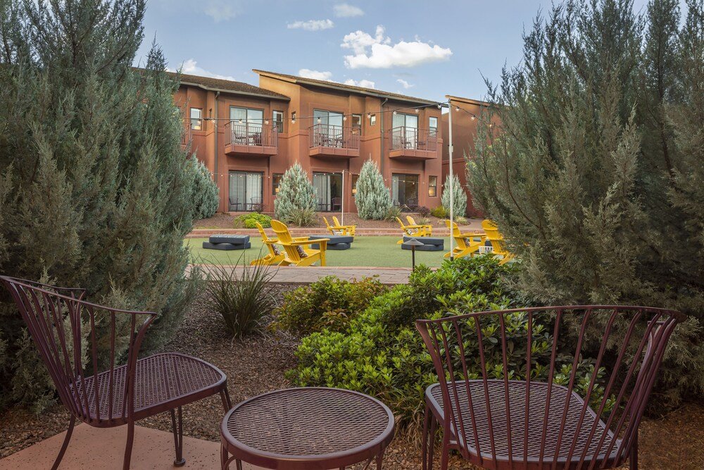 Courtyard with outdoor seating in the heart of the resort
