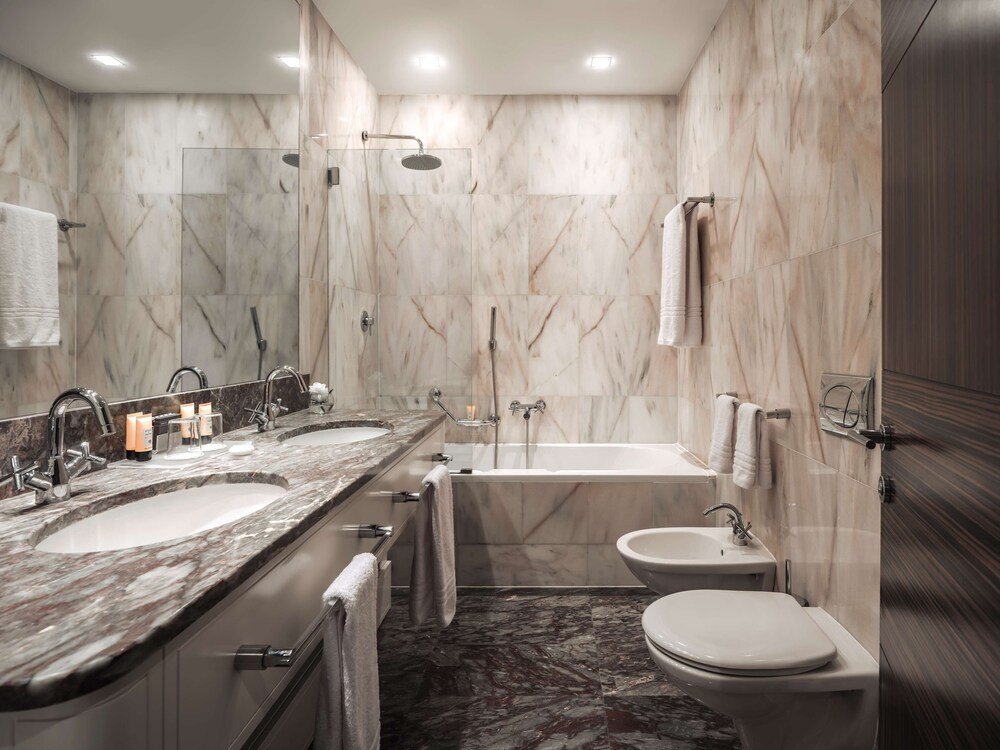 Modern bathroom with two sinks and a bathtub in a guest room