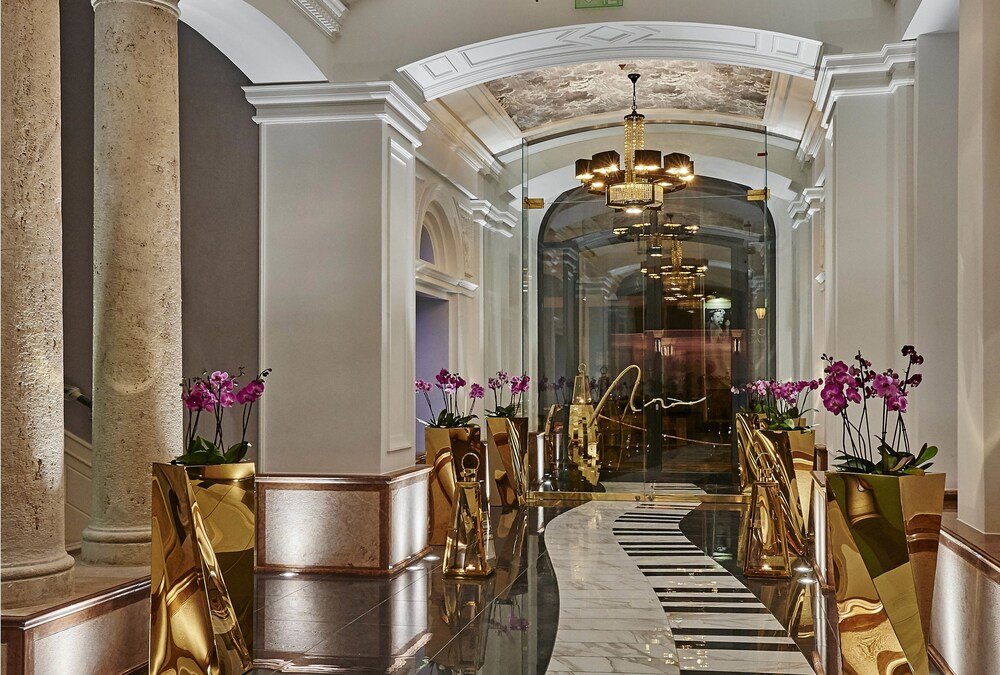 Lujoso pasillo con suelos de mármol en Aria Hotel Budapest