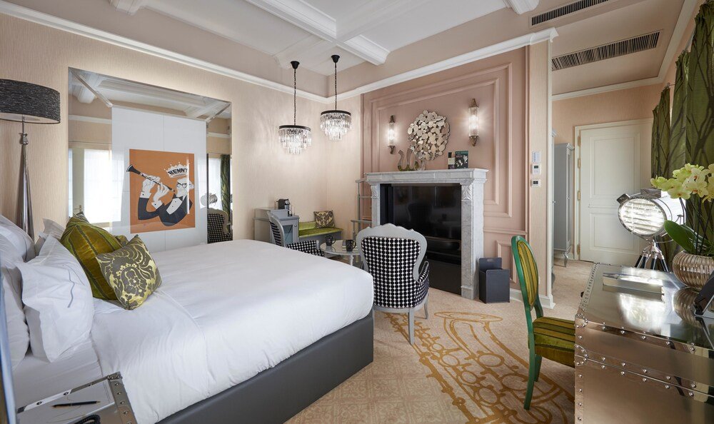 Amplio dormitorio con chimenea en Aria Hotel Budapest