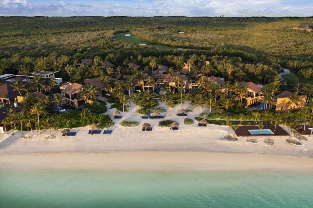 Vista aérea de los edificios del resort, la playa y el campo de golf