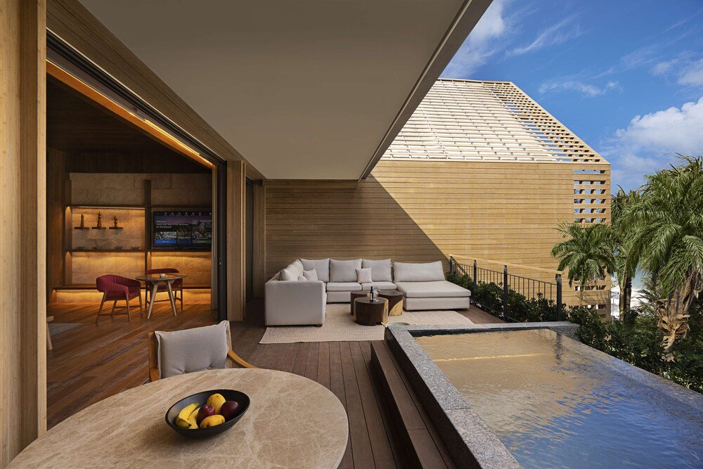 Zona de estar exterior moderna con piscina privada en una villa