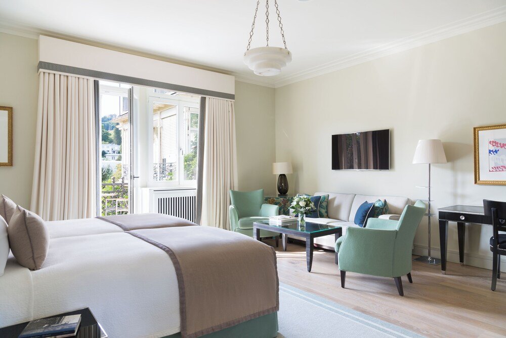 Habitación del hotel con cama grande y zona de estar