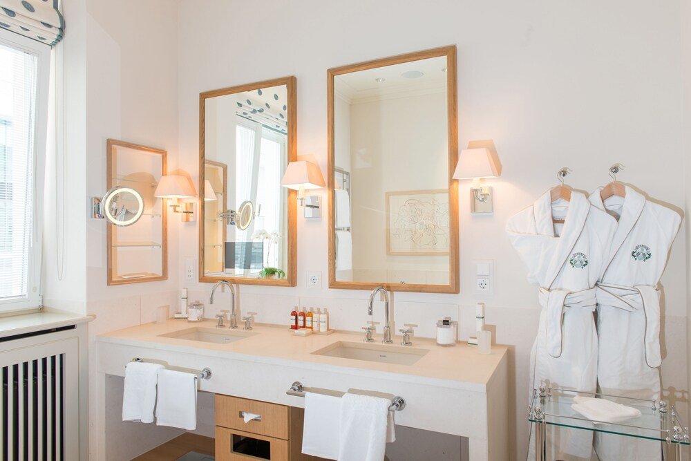 Baño moderno con mesada doble y dos lavabos
