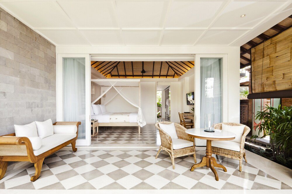 Spacious room with a checkered floor and a canopy bed
