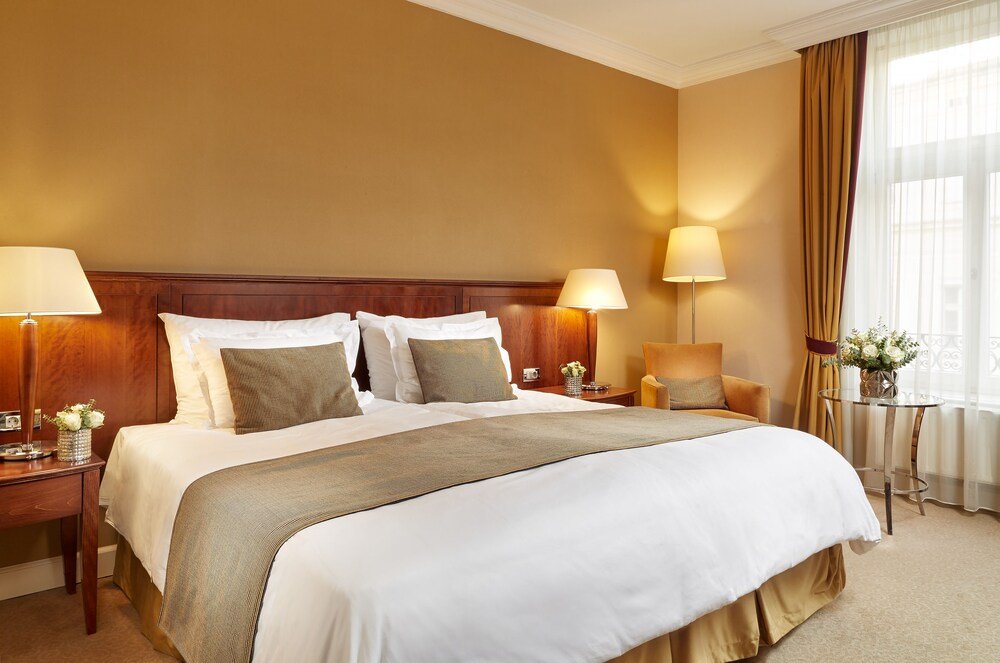 Hotel room with a large bed and neutral bedding