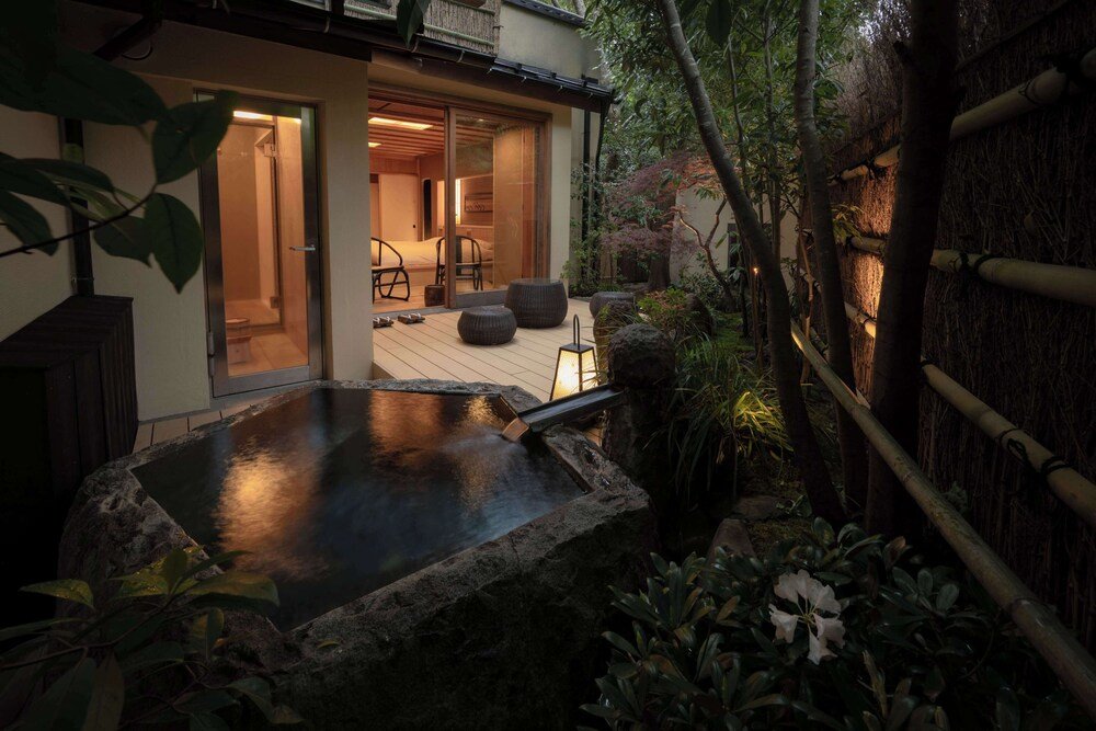 Interior de estilo japonés tradicional con piso de tatami y puertas corredizas
