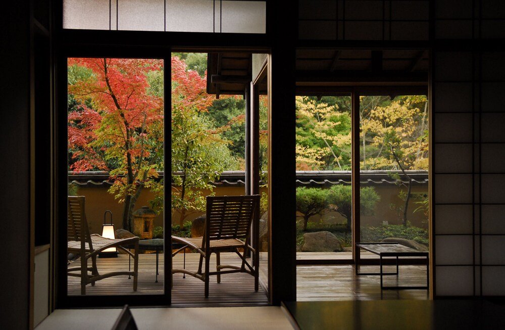 Habitación japonesa con piso de tatami y una mesa baja