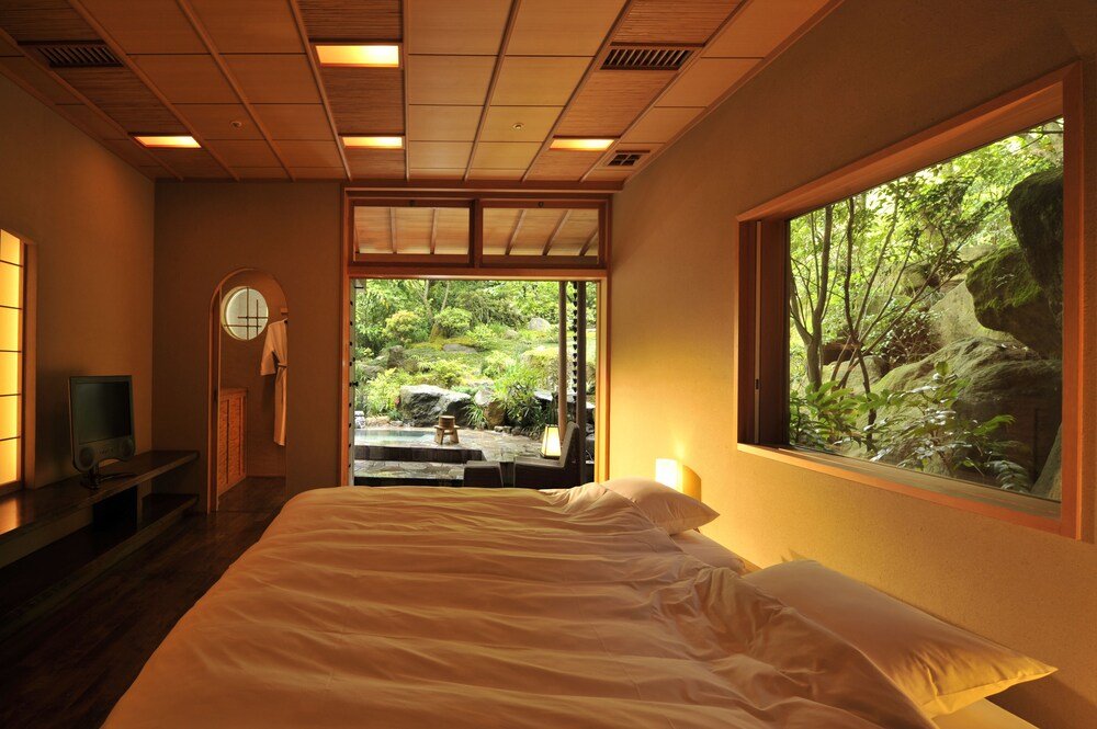 Dormitorio de estilo occidental con una cama grande