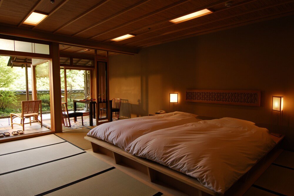 Dormitorio japonés con piso de tatami y cama tipo futón