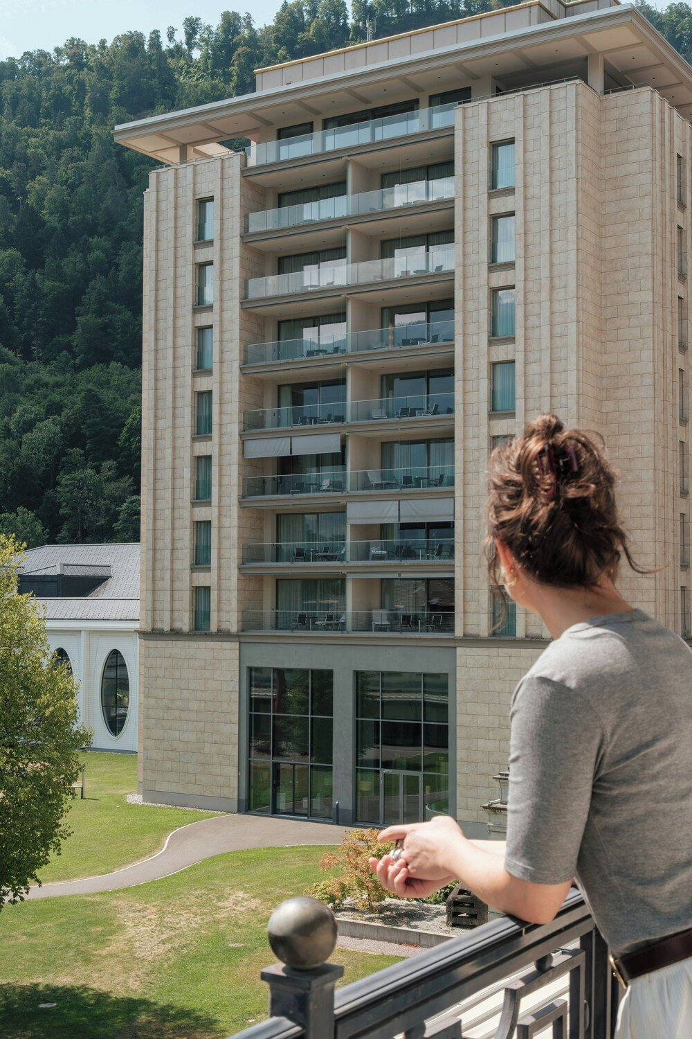 Edificio del hotel de varios pisos con balcones y entrada de vidrio
