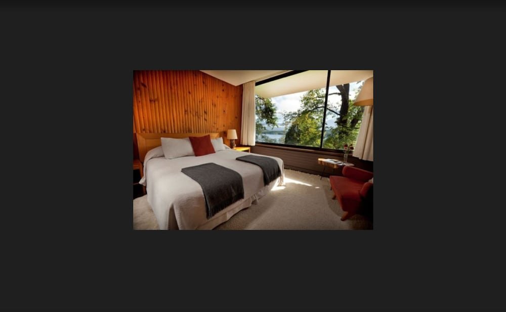 Habitación moderna del hotel con respaldo de madera