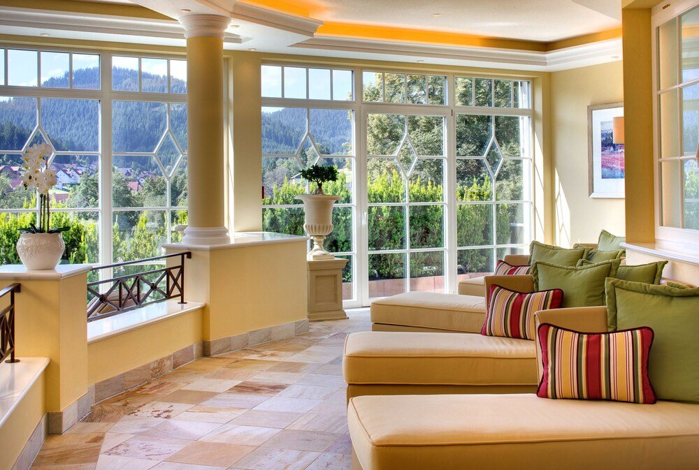 Amplia habitación con vista a las montañas desde la ventana