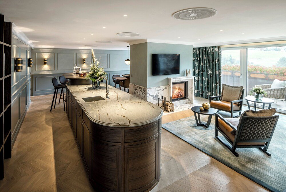 Cocina moderna de una suite con zona de comedor