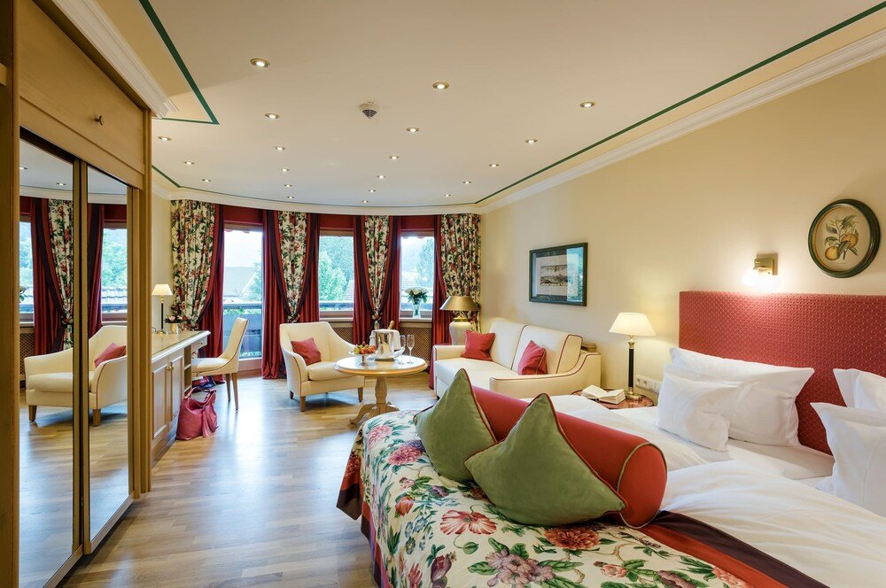 Habitación del hotel con dos sofás y una mesa de comedor