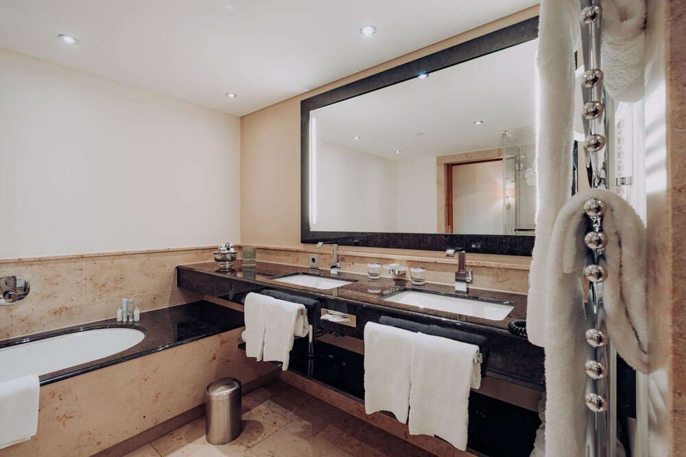 Baño del hotel con dos lavabos y una bañera