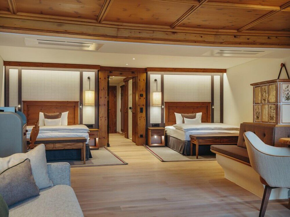 Habitación del hotel con dos camas y un sofá en el resort alpino