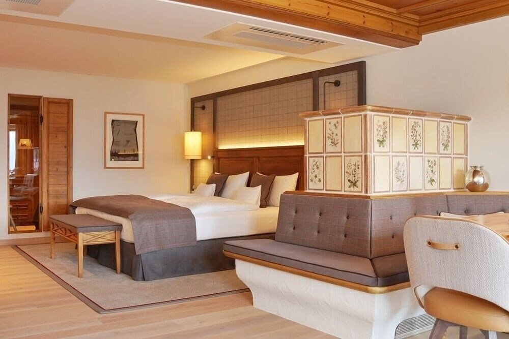 Habitación del hotel con cama grande y sofá en el resort