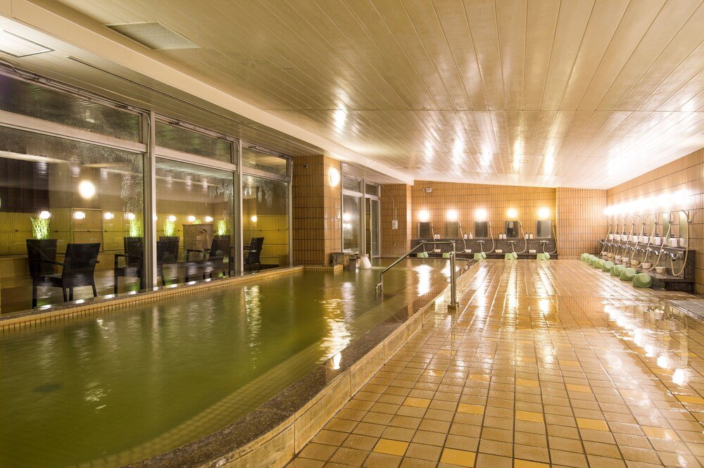 Gran piscina cubierta con varios carriles en el hotel de Beppu