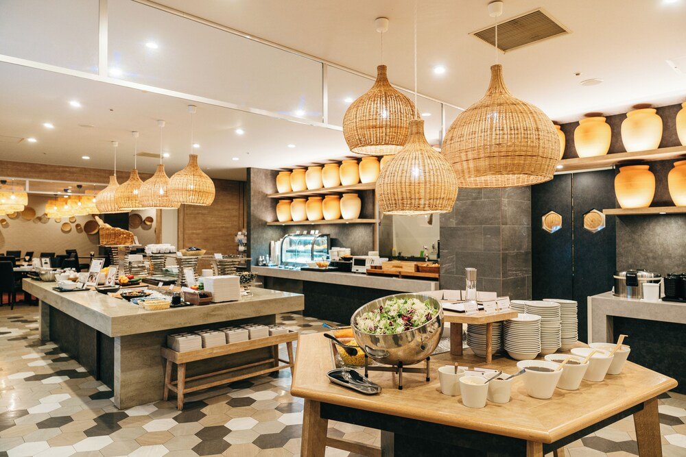 Área de café moderna con una isla central dentro del hotel