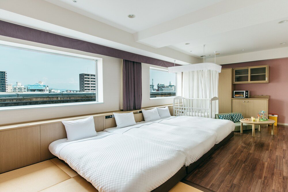 Habitación moderna con una cama grande y vista a la ciudad