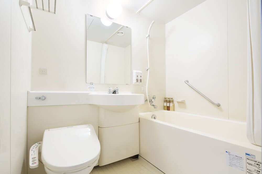 Baño moderno con bañera en una habitación del hotel de Beppu