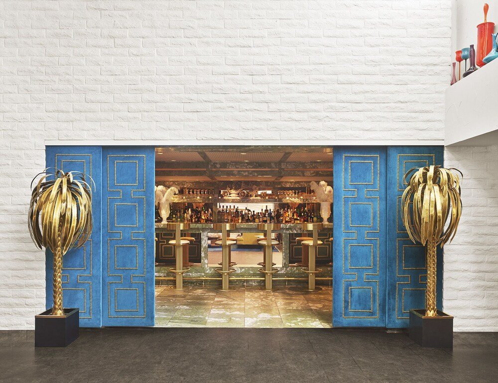 Zona de bar con una puerta azul decorativa en el resort