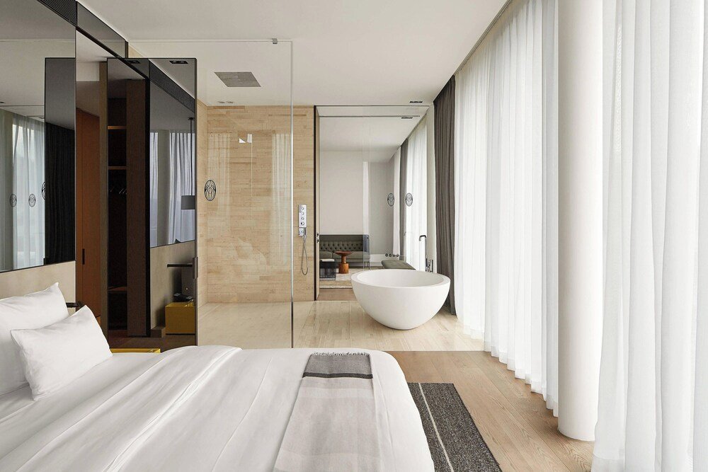 Habitación moderna con una cama grande en el hotel de Baden-Baden