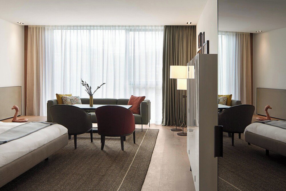 Habitación del hotel con dos camas y una mesa de comedor