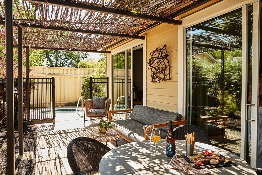 Patio exterior con pérgola y asientos cómodos para descansar